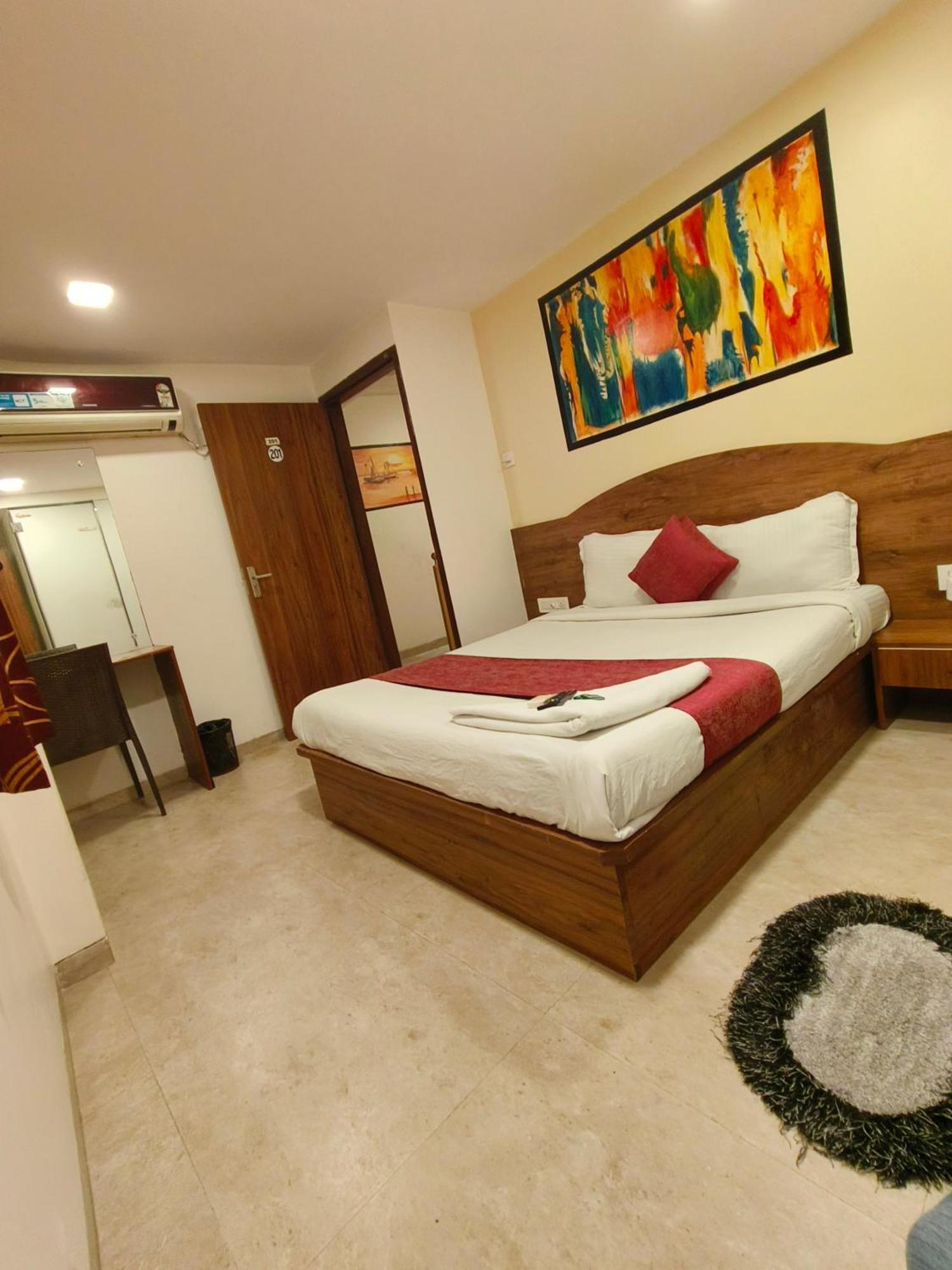 Hotel Beach Crown Juhu Mumbai Bagian luar foto